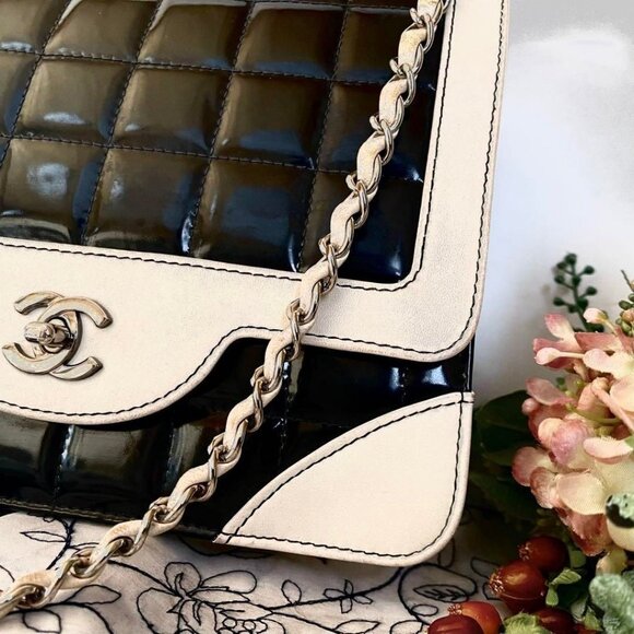 Authentic CHANEL CC Lambskin Patent Chocolate Bar Flap Bag Chain Beige Black - Picture 9 of 16